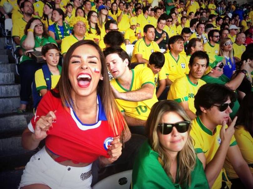 Le immagini di Jhendelyn Nunez che esteggia il gol del Cile contro il Brasile mostrando un reggiseno con i colori della bandiera nazionale hanno fatto il giro del mondo. Per questo la reporter cilena  anche una delle bellezze mondiali pi seguite su Twitter. Sul suo profilo ufficiale @Jhendelyn molte immagini che lasciano poco spazio all&#39;immaginazione... Giudicate voi (Twitter)